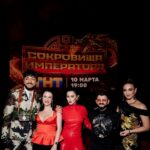 Tina Kandelaki Instagram – Вчера состоялась премьера нового шоу «Сокровища императора». Если вы не знали об этом, значит, не заходили в соцсети, потому что эта новость была везде. 

Я часто говорю, что мы хотим «завалить» вас премьерами. И как же приятно, когда слова не расходятся с действиями. 
Мы делаем много реалити на @tnt_online , и мы лидеры в этом жанре. Только мы рискнули первыми поехать в Китай, хотя это и казалось невозможным.
Это сложные условия для съемок, для конкурсов, сложности с тем, чтобы уговорить звезд. Все это казалось практически невыполнимым, и ничего бы этого не случилось, если бы не один гениальный продюсер — @likussik 

В сотый раз повторяю, как важна команда. Командный дух этого реалити за пределами нашей страны, где нас не все знают, зашкаливал. Китайская сторона увидела, что русская команда точно знает, что такое «один за всех, и все за одного».

С каждым разом думаю: «Ну это всё — максимум наших возможностей». И каждый раз мы делаем что-то сверх. В таком ключе и будем дальше двигаться. Всё, чтобы вы, приходя домой, включали с интересом наш канал.