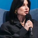 Tina Kandelaki Instagram – Сегодня у меня было не просто выступление перед моей любимой аудиторией (молодых и прогрессивных), сегодня я поучаствовала в «Дне „Газпрома“» на самой масштабной выставке страны — «Россия». 

Не так часто у нас случаются проекты, в которых в теплой атмосфере удается рассказать о достижениях компании, в которой я работаю и которой искренне горжусь. 

Не зря сегодняшний день проходил под лозунгом «Найди себя в „Газпроме“». Каждый, кто приходит сюда, становится настоящим профессионалом своего дела, специалистом, готовым к решению практически любых задач.

Мне всегда нравилась ключевая идея «Газпрома» — воплощать мечты в реальность. Ваши дети просто мечтают, а у нас есть возможности реализовать эти идеи. «Газпром» очень много инвестирует в спортивную инфраструктуру и в образование, вовлекая детей в одну большую семью. 

Сегодня со мной на одной сцене были Дарья Мокина, Егор Филонов, Георгий Булатов. Ребята, которые благодаря своим знаниям и попаданию на орбиту «Газпрома» через олимпиады или менторов сумели донести свои идеи. Георгий хоть и школьник, но при этом его решения об автоматизации планируют внедрять в нашу компанию. Егор уже работает оператором. Также благодаря научной деятельности практическую работу в «Газпроме» получила и Дарья Мокина.

Я от всей души поздравляю «Газпром» с днем рождения! Целый 31 год! И ветеранов отрасли, и весь многотысячный коллектив, и тех, кто только думает присоединиться, перехватить эстафету и найти себя в «Газпроме»!