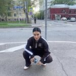 Tina Kandelaki Instagram – Я с раннего детства поняла, что заниматься стилем — это отдельное искусство.

К счастью, я достаточно быстро пришла к тому, что мне нужны профессионалы: меня одевали, меня красили, меня причесывали. Это были команды, которые в разные годы занимались мной и способствовали моей внешней трансформации. Я, честно говоря, очень благодарна каждому из тех людей, кто со мной работал. 

Но в этом году особенно хочу отметить команду, которая сейчас со мной.

Ника Шабашова, вам отдельное спасибо за то, что сделали меня гораздо более женственной, продуманной и изысканной. 

Спасибо Алексею, который очень бережно относится к моему гардеробу.

Самира @samira.muah_, которая делает лучший мейк на свете. Благодаря Самире очень многие вещи в моей внешности стали меняться.

Лене @coooopp, которая придумала огромное количество моднейших причесок, благодаря которым в программе «Умнее всех» я выгляжу разнообразно.

Спасибо всей команде, это был прекрасный год. Лучшее из лучшего собрала в карусель. А теперь: #битвалуков Какой образ нравится больше всего? Moscow, Russia