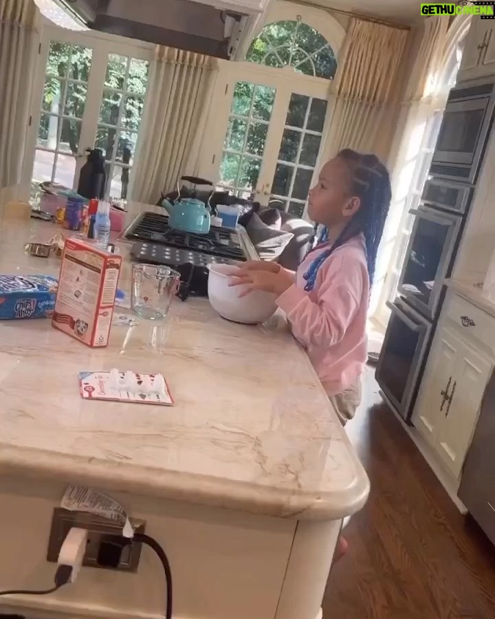Tiny Harris Instagram - I just got lil Stars all around here ✨⭐️ Check out @heiressdharris & her big cuz @kamayadaplug on their YouTube channel @_thecookingcousins If u ain’t checked them out u missing out on some Sweet & funny family fun. Not her favorite Xscape song is #MyLilSecret 🤦🏽‍♀️👩🏽‍🍳🥘📺 #Heiress #Kamaya #TheCookingCousins #Youtube 💜