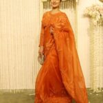 Tisca Chopra Instagram - Swipe to see what happens 15 years down.. Wearing @toraniofficial @anmoljewellers @gianvitorossi Makeup @makeupbymahi.k Hair @kromakaysalon #Jyoti Style Assitant @ziniyasfashion #iranupurreception #everydayslay