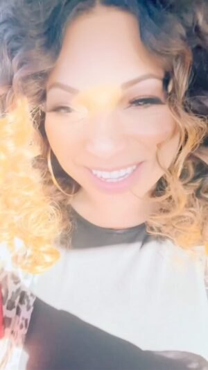 Tisha Campbell Instagram - How I spent my birthday…. Flew in last night for a quick turnaround Thank you @usher @jpatmanagement and @mrcourtneybarnes for an amazing night!! @iamdaniwright  @theadriverse and @theericaash for meeting me in #vegas I’m so grateful but it’s Erica sitting’ on that man’s lap SCREAMING, “I’m PREGNANT!” for me. Sending a BIG #happybirthday to Mr. AND Mrs. Raymond. ⚖️