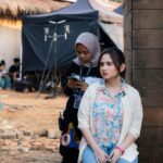 Tissa Biani Azzahra Instagram - hei hei ini film komedi hei serius banget ekspresinya hei tapi serius nanya ini kenapa jumlah penontonnya bisa sebanyak ini heiiiiiii. se serius itu kah film ini heiiiiii masa tiba tiba empat hari udah 1.012.990 penonton hei!! seneng banget heiii @pilem.agak.laen 🥺😭🚨