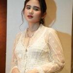Tissa Biani Azzahra Instagram - Bismillahirrahmanirrahim.. Gala Premiere film terbaru ku berjudul “SETENGAH HATI”! 25 Januari mulai tayang di bioskop! jangan lupa nonton ya ❤️😍 makeup by my self hair do @firdajeanhair outfit from @sejauh_mata_memandang @chitras accessories by @gelap.ruangjiwa photo by @awalludiin Epicentrum XXI