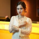 Tissa Biani Azzahra Instagram - Bismillahirrahmanirrahim.. Gala Premiere film terbaru ku berjudul “SETENGAH HATI”! 25 Januari mulai tayang di bioskop! jangan lupa nonton ya ❤️😍 makeup by my self hair do @firdajeanhair outfit from @sejauh_mata_memandang @chitras accessories by @gelap.ruangjiwa photo by @awalludiin Epicentrum XXI