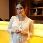 Tissa Biani Azzahra Instagram - Bismillahirrahmanirrahim.. Gala Premiere film terbaru ku berjudul “SETENGAH HATI”! 25 Januari mulai tayang di bioskop! jangan lupa nonton ya ❤️😍 makeup by my self hair do @firdajeanhair outfit from @sejauh_mata_memandang @chitras accessories by @gelap.ruangjiwa photo by @awalludiin Epicentrum XXI