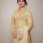 Tissa Biani Azzahra Instagram - Bismillahirrahmanirrahim.. Gala Premiere My first movie in Malaysia “PENDEKAR AWANG” Me as Besah. coming soon 11 January 2024 in Pawagam! Jom saksikan! 🤗🏹🇲🇾 make up by my self hair do by @zhuang_by.maddy photo by @xrifaldi Custom kebaya janggan with embellished gold songket by @fadlan_indonesia gold accessories by @gelap.ruangjiwa stylist @imeldaimew Kuala Lumpur Malaysia