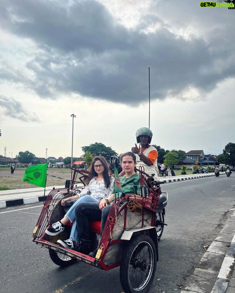 Tissa Biani Azzahra Instagram - Alhamdulillah, setelah sekian lama bisa melepas rindu dengan kampung halamanku bersama wong Suroboyo. setelah acara @jaffjogja 🥰 Special Region of Yogyakarta