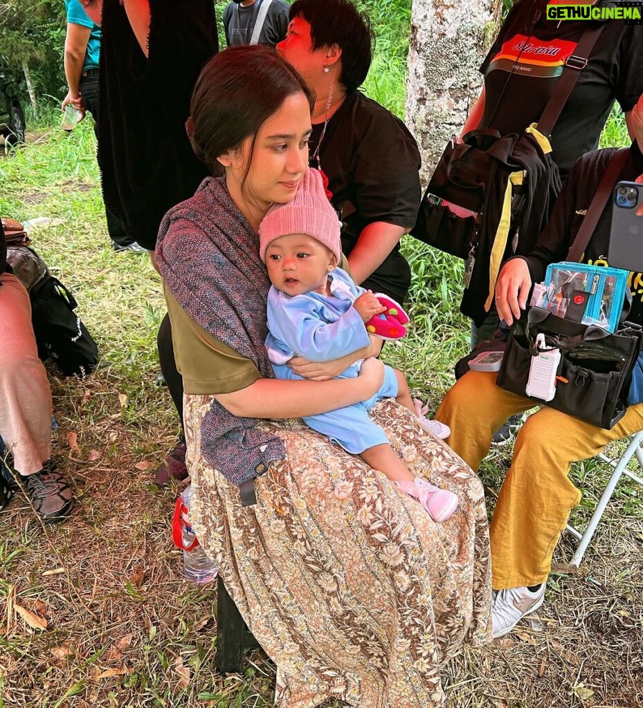 Tissa Biani Azzahra Instagram - Rukayah dan bayi Arum 💜🤰 #GadisKretek sudah sebulan tayang di @netflixid :)