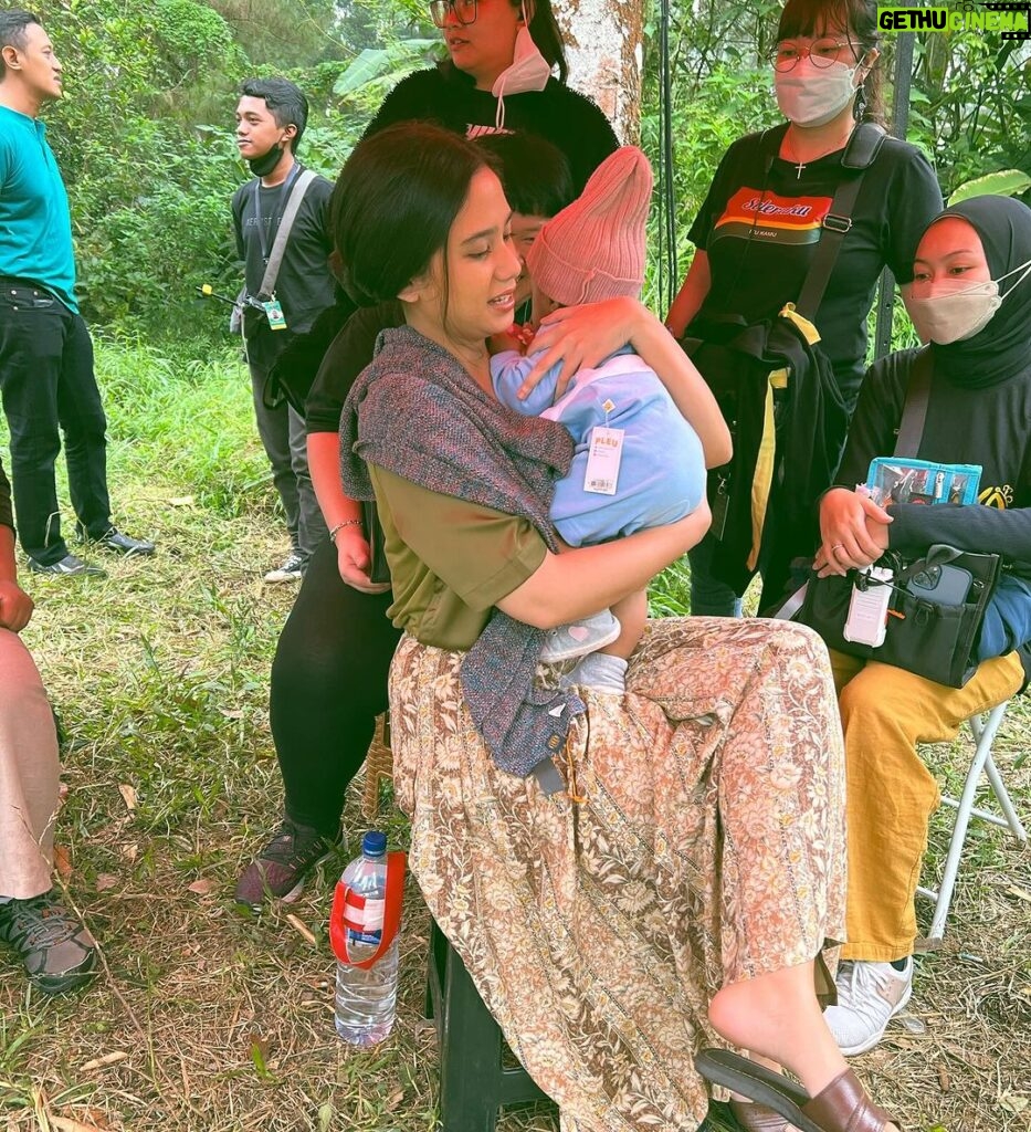 Tissa Biani Azzahra Instagram - Rukayah dan bayi Arum 💜🤰 #GadisKretek sudah sebulan tayang di @netflixid :)