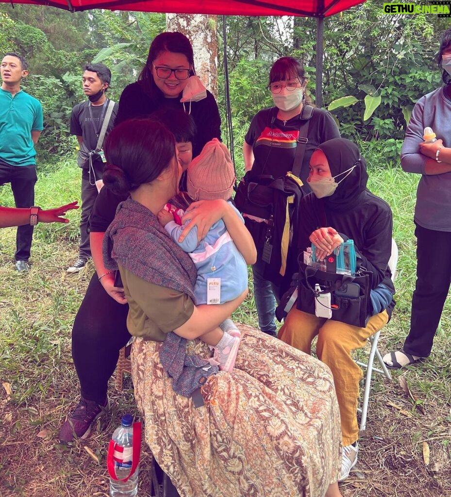 Tissa Biani Azzahra Instagram - Rukayah dan bayi Arum 💜🤰 #GadisKretek sudah sebulan tayang di @netflixid :)