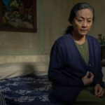 Tissa Biani Azzahra Instagram - *SPOILER ALERT* . Selain 4 karakter utama dengan semua dinamika karakter dan relasi-nya. Salah satu karakter yang cukup menantang untuk di perhatikan range dan transisi nya dalam serial Gadis Kretek adalah karakter Rukayah . Rukayah muncul sebagi gadis modern usia belasan tahun ceria, usil, suka banget sama permen jahe. Dalam seketika dunia nya berubah, ia harus hidup merunduk sebagai keluarga ex-tapol, lalu menjadi pemimpin keluarga dan kemudian seorang diri merawat keponakannya dan memastikan tidak ada kesulitan dalam hidup bayi mungil tersebut . Dalam kesunyian, Rukayah menjadi perawat kehidupan. Menjadi teman, adik, anak, bibi, dan ibu, untuk menjaga orang-orang yang ia kasihi, tanpa suami. . Buat saya pribadi, Rukayah harus menjadi salah satu heroine dalam cerita ini. Perspektif yang saya inginkan berbeda dari novelnya. Dan saya ingin memastikan semua fase dan perubahan dalam hidupnya tidak hanya digambarkan dengan baik, tapi yang lebih penting: bisa kita rasakan . Dalam hal ini saya sangat beruntung memiliki dua aktor seperti @tissabiani dan ibu @nungkikusumastuti untuk memerankan Rukayah. Bagaimana masing-masing membentuk kedalaman karakter ini, dan lebih dari itu, bagaimana mereka bekerja sama menampilkan satu karakter yang utuh tanpa ada di satu frame yang sama, dan membangun jembatan lewat rasa sangatlah indah. . Untuk semua Rukayah di-mana pun kalian berada. Semoga karakter ini bisa menjadi representasi, semangat, dan pelukan penuh kasih 🌹