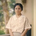 Tissa Biani Azzahra Instagram - “Rukayah”. gadis manja, ceria nan polos, ceplas ceplos, yang mungkin hanya menginginkan Permen Jahe dalam hidupnya, as simple as that. tiba tiba dihadapkan situasi yang sulit dalam hidupnya dan menanggung beban hidup yang cukup berat. Didewasakan oleh keadaan yang dia pun menerima itu dengan lapang dada. Yuk peluk Rukayah sama sama. nonton Gadis Kretek hanya di @netflixid 🤗🤍 (terimakasih @lukitamahiswara atas kiriman videonya di Tiktok)