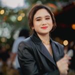 Tissa Biani Azzahra Instagram - Memerankan Rukayah di series GADIS KRETEK adalah salah satu tantangan yang besar untukku. karena harus bergelut dengan konsistensi karakter dalam era waktu yang beda yaitu Kecil-Remaja-Dewasa. gak sabar banget 2 november tayang di @netflixid ❤️😍 photo by @armanfebryan