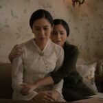 Tissa Biani Azzahra Instagram - Dear kak @therealdisastr , i dedicated this picture to you kak dian a.k.a mbak yu ku terimakasih atas kepercayaannya berperan bersama ku, terimakasih atas energi positive yang kakak kasih ke aku. dari reading, workshop, sampai shooting dimulai aku selalu merasa bersyukur bisa dikasih kesempatan kenal dan kerja bareng sama kakak. Walaupun ini adalah project pertama kita dan kita berperan sebagai kakak adik disini, jujur aku merasa nyaman dan banyak terbantu dengan kehadiran kakak disini, karena hampir disetiap adegan, kakak selalu kasih semangat yang baru untukku dan yang lain. Terimakasih untuk kejujuran dan optimisme yang kakak berikan untuk aku, Last but not least, Terimakasih ya kak sudah memberikan yang terbaik untuk Dasiyah. it is such an honour to meet you!🤍🤍🤍😍 #GadisKretek sedang tayang di @netflixid