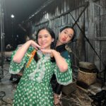 Tissa Biani Azzahra Instagram - Dear kak @therealdisastr , i dedicated this picture to you kak dian a.k.a mbak yu ku terimakasih atas kepercayaannya berperan bersama ku, terimakasih atas energi positive yang kakak kasih ke aku. dari reading, workshop, sampai shooting dimulai aku selalu merasa bersyukur bisa dikasih kesempatan kenal dan kerja bareng sama kakak. Walaupun ini adalah project pertama kita dan kita berperan sebagai kakak adik disini, jujur aku merasa nyaman dan banyak terbantu dengan kehadiran kakak disini, karena hampir disetiap adegan, kakak selalu kasih semangat yang baru untukku dan yang lain. Terimakasih untuk kejujuran dan optimisme yang kakak berikan untuk aku, Last but not least, Terimakasih ya kak sudah memberikan yang terbaik untuk Dasiyah. it is such an honour to meet you!🤍🤍🤍😍 #GadisKretek sedang tayang di @netflixid