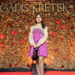 Tissa Biani Azzahra Instagram - Bismillahirrahmanirrahim.. My First Ever Netflix Original Series, GADIS KRETEK now playing! only on @netflixid , Me as Rukayah. 🚬❤️‍🔥🥺 make up by @ms_lifa hair do @hairdo_mitsa styled by @imeldaimew wardrobe @studiojeje photo by @rezaeza @armanfebryan @snap.nuel Epicentrum XXI