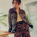 Tissa Biani Azzahra Instagram - Merayakan #HariBatik2023 — @tissabiani tampil chic & elegan dalam balutan koleksi Liru Adnyana, Boket Kupu Bengawan dan Singo Latar Megamendung. Boket Kupu Bengawan berbahan fine cotton yang nyaman dengan cutting loose-fit yang dapat dikenakan oleh pria dan wanita. Singo Latar Megomendung yang estetik dengan teknik pewarnaan gradasi dihadirkan dalam satu set jaket dan celana pendek yang kasual. Kunjungi www.iwantirtabatik.com dan galeri Iwan Tirta Plaza Senayan untuk melihat koleksi lengkap Liru Adnyana. . . #iWearIT #HariBatik2023 #LiruAdnyana Lokasi @fritzhansenstore_jakarta