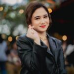 Tissa Biani Azzahra Instagram - Memerankan Rukayah di series GADIS KRETEK adalah salah satu tantangan yang besar untukku. karena harus bergelut dengan konsistensi karakter dalam era waktu yang beda yaitu Kecil-Remaja-Dewasa. gak sabar banget 2 november tayang di @netflixid ❤️😍 photo by @armanfebryan