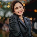 Tissa Biani Azzahra Instagram - Memerankan Rukayah di series GADIS KRETEK adalah salah satu tantangan yang besar untukku. karena harus bergelut dengan konsistensi karakter dalam era waktu yang beda yaitu Kecil-Remaja-Dewasa. gak sabar banget 2 november tayang di @netflixid ❤️😍 photo by @armanfebryan