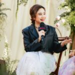 Tissa Biani Azzahra Instagram - Memerankan Rukayah di series GADIS KRETEK adalah salah satu tantangan yang besar untukku. karena harus bergelut dengan konsistensi karakter dalam era waktu yang beda yaitu Kecil-Remaja-Dewasa. gak sabar banget 2 november tayang di @netflixid ❤️😍 photo by @armanfebryan