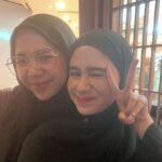 Tissa Biani Azzahra Instagram - Alhamdulillah Masya Allah, thank u Allah you have given me a chance to meet Ustadzah Dunia Shuaib in person. she has inspired us so much to always be strong and grateful 🩷 special thanks to ustadzah @okisetianadewi for helping me and tante @mulanjameela1 to take a photo with Ustadzah Dunia. 😂🙏🏻 May Allah bless us