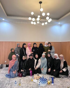 Tissa Biani Azzahra Instagram - لَا تَحْزَنْ إِنَّ اللَّهَ مَعَنَا
"La tahzan innallaha ma'ana"

Artinya: "Janganlah engkau bersedih, sesungguhnya Allah bersama kita".

Masya Allah terimakasih banyak ya @_ummi_pipik_ atas ilmu kajiannya hari ini, jujur aku banyak mendapatkan ketenangan hati dan jawaban atas pertanyaan pertanyaan ku tentang kehidupan yang aku jalani belakangan ini. 
semoga berkah selalu ya umi 🌻❤️
terimakasih ka @_irishbella_ , dan ka @fitriarifinfw dah ajak aku..