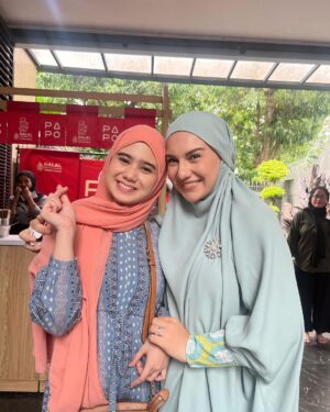 Tissa Biani Azzahra Instagram - لَا تَحْزَنْ إِنَّ اللَّهَ مَعَنَا
"La tahzan innallaha ma'ana"

Artinya: "Janganlah engkau bersedih, sesungguhnya Allah bersama kita".

Masya Allah terimakasih banyak ya @_ummi_pipik_ atas ilmu kajiannya hari ini, jujur aku banyak mendapatkan ketenangan hati dan jawaban atas pertanyaan pertanyaan ku tentang kehidupan yang aku jalani belakangan ini. 
semoga berkah selalu ya umi 🌻❤️
terimakasih ka @_irishbella_ , dan ka @fitriarifinfw dah ajak aku..