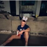 Tiziano Ferro Instagram - Sono fortunato. Non ho mai conosciuto la vera solitudine. Pure qui, a decine di migliaia di chilometri da chi mi conosce davvero, ho sentito l’abbraccio potente che solo i veri amici sanno concederti. Questa è una settimana speciale per me: esce il mio primo romanzo. Sognavo uno scenario diverso per il giorno della sua nascita ma non importa. La valanga d’affetto che sto ricevendo è così potente da far rumore. E quello, adesso, è tutto ciò di cui ho bisogno. Vi voglio bene! 𝘍𝘰𝘵𝘰 𝘣𝘺: 𝘽𝙞𝙗𝙖 𝙖𝙢𝙤𝙧𝙚𝙢𝙞𝙤 ♥️ I’m lucky, because I’ve never known true solitude. Even miles apart from those who really know me, I can feel the warm embrace that only true friends can give you. This is a special week for me: my first novel will be out. I was dreaming of a different scenario for its birth, but the love I’m receiving it’s so overwhelming I can almost touch it. And, right now, that’s all I need. Love you all! ᴘɪᴄᴛᴜʀᴇ: 𝘽𝙞𝙗𝙖 𝙥𝙖𝙥𝙖´𝙨 𝙜𝙞𝙧𝙡 ♥️ Me siento afortunado. Porque, aúnque estoy tan extremadamente lejos de los que me conocen de verdad, puedo sentir el calor del abrazo que solamente los amigos de verdad pueden darte. Esta es una semana muy especial para me: sale mi primera novela. Esperaba en un entorno más feliz por el día de su nacimiento, pero el cariño que estoy recibiendo es tan inmenso que hasta puedo tocarlo. Gracias por todo el amor, porque ahora es todo lo que necesito. Los quiero! ғᴏᴛᴏ: 𝘽𝙞𝙗𝙖 𝙢𝙞 𝙖𝙢𝙤𝙧♥️ #grazie #thankyou #gracias #lafelicitaalprincipio #lafelicitàalprincipio