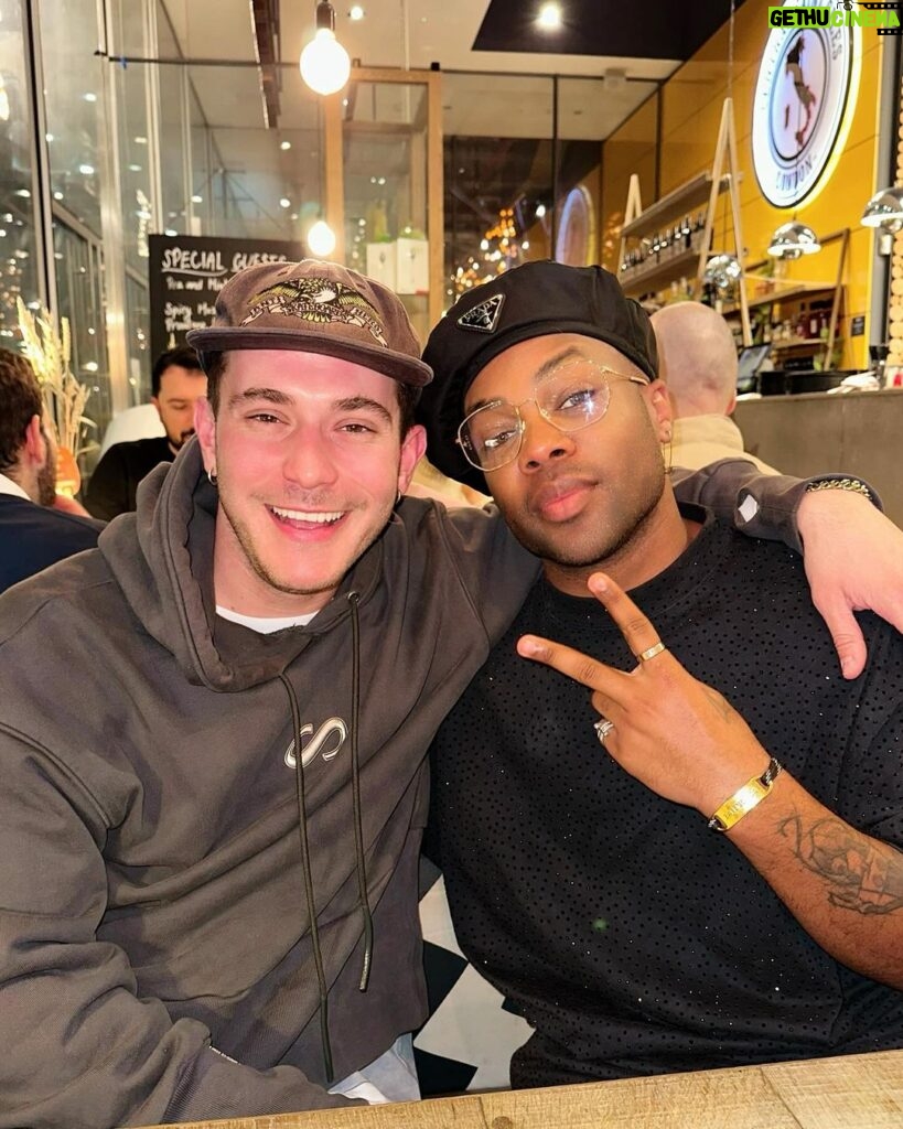 Todrick Hall Instagram - The last 48 hours in London have already been a vibe! 🇬🇧💂 The last slide is an important PSA 🤷🏾‍♂️ London, United Kingdom