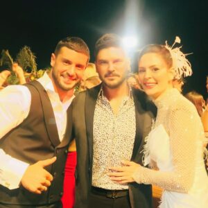 Tolgahan Sayışman Instagram - .. Her gününüz bugünkü gibi sevgi dolu,aşk dolu ve huzur içinde geçsin.Allah ömür boyu mutlu etsin kardeşlerim @brkokty23 @yildiz_c_atiksoy 🧿🎈