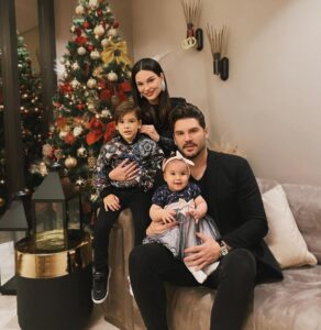 Tolgahan Sayışman Instagram - 2022’nin ilk gününde sizleri benim küçük calimerom 🐣 Alina ❤️ ile tanıştırayım (Evet aynı annesi 😀).Herkese önce sağlık sonrasında gönlünden gecen her dileğin gercekleşeceği bir sene temenni ediyorum.🤲 Mutlu Yıllar 🎁🎈