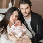 Tolgahan Sayışman Instagram - Sizi gönlümüzün prensesi 👸 Alina ile tanıştıralım.❤️🎈Kendisi bugün 40 günlük oldu 🤲 (Fotoğraf doğduğu günden)