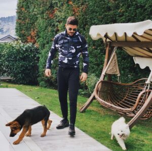 Tolgahan Sayışman Instagram - Ailemizin yeni üyeleriyle tanıştırayım sizi 🐕 Kylo ve Ren 🐶 ,henüz 2.5 aylıklar 🐾 ...