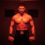 Tolgahan Sayışman Instagram - Fırat Bölükbaşı nam-ı diğer Kafkas! Bu akşam son maçına çıkacak. Senaryoyu ilk okuduğumda gerek fiziksel gerek mental olarak çok zorlu bir yolculuk olacağını biliyordum.Çok uzun saatler ve yorucu bir yolculuk geçirdik ekip olarak. Bu süreçte Kafkas olmaya çalışmak kadar Kafkas olarak kalabilmekte çok disiplin isteyen bir süreçti özellikle fiziksel olarak. Ekipçe başından beri inandığımız bir hikayemiz vardı ;tüm gücümüzle her türlü zorluğa karşı inandığımız hikayemizi anlatmaya çalıştık. Şimdi burdan geriye bakınca çok zor ama çok güzel bir hikaye anlattığımızı düşünüyorum. Bu yolculuğu benim için kolaylaştıran , beni destekleyen yönetmenlerime, oyuncu arkadaşlarıma ,ekibime senaristlerimize ve tabi ki bu zor ama bir o kadar da güzel hikayeyi bizimle beraber taşıyan tüm seyircilerimize sonsuz teşekkürler... Yeni hikayelerde görüşmek üzere🥊