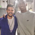 Tolgahan Sayışman Instagram - Gercekten cok uzgunum ! #kobebryant ile sevgili dostum @barbarostapan sayesinde 2014 yili sonunda tanismistik.O donem L.A Lakers’i yakindan takip etme ve onunla mac onceleri gorusme firsatim olurdu.Son derece mutevazi bir insandi.Ortanca kizinin da vefat haberini aldim gercekten cok uzgunum.Allah rahmet eylesin ! Crypto.com Arena