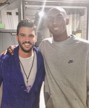 Tolgahan Sayışman Instagram - Gercekten cok uzgunum ! #kobebryant ile sevgili dostum @barbarostapan sayesinde 2014 yili sonunda tanismistik.O donem L.A Lakers’i yakindan takip etme ve onunla mac onceleri gorusme firsatim olurdu.Son derece mutevazi bir insandi.Ortanca kizinin da vefat haberini aldim gercekten cok uzgunum.Allah rahmet eylesin !