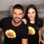 Tolgahan Sayışman Instagram - Ti vesh nje luledielli, femijet kane nje mundesi me shume! 🌻 Ju ftojme te gjitheve te merrni nje bluze me 🌻luledielli per bamiresi www.youareasunflower.com @you_are_a_sunflower 💛