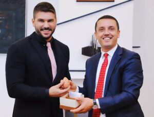 Tolgahan Sayışman Instagram - Komb historine e te cilit e kam degjuar qe ne femijeri nga gjyshja ime e ndjere, me pas per fat te mire mu desh te njihem dhe te ndaj jeten me nje vajze te ketij kombi, njerez mikeprites, me gjak te ngrohte dhe te beses.
Faleminderit shqiptare qe u bete pjese e pandare e jetes time, faleminderit qe me mireprisni. Do jem gjithmone i gatshem te jap kontributin tim ne krah jush per te  miren e te gjitheve.
Perfitoj te falenderoj pafundesisht Ministrin e Kultures Rinise dhe Sporteve ne Kosove Z. Kujtim Gashi dhe te gjithe Kosoven qe me nderuan me Titullin “ Amabasador i kultures” ndermjet dy kombeve.🇹🇷🇦🇱🇽🇰 Samimi daveti ile beni iki ülke arasında ‘Kültür Elçisi’ olarak bu değerli göreve layık gören Kosova Kültür Gençlik ve Spor Bakanı Sn. Kuytim Gaşi‘ye ve tüm Kosovalılar’a sonsuz teşekkürler.🇹🇷🇽🇰