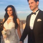 Tolgahan Sayışman Instagram - İyi ki doğdun iyi ki varsın benim dünyalar güzelim ❤️ hayatının geri kalanı yüreğinin güzelliği gibi sevgi dolu geçsin. Doğum günün ve evlilik yıldönünümüz kutlu olsun.Birlikte nice yaşlara nice güzel yıllara inşallah ❤️💐