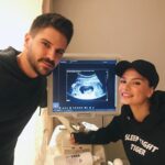 Tolgahan Sayışman Instagram - 2018 yilini geride biraktigimiz su anlarda;bu yil icerisinde her zaman yasadigim duygulardan cok daha baska cok daha farkli cok daha ozel bir duyguyu ve bu duyguyu yasadigim ani sizinle paylasarak 2019 yilini iple cekmeye basliyorum.2019 yilinda herkese once saglik , basari ve mutuluk temenni ediyorum.Evlerimizden nese ve huzur eksik olmasin.Allah herkesin gonlune gore versin.Yeni yiliniz kutlu olsun ❤️😊🙏🏻💐🎈