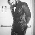 Tolgahan Sayışman Instagram - Genel Yayın Yönetmeni, Röportaj: @timurcanersoy Fotoğraf: @baran__altindag @artplusistanbul Styling: @nedaisbilirr Saç: @akbulutmurat @muartagency Makyaj: @zeynepturan.x @muartagency Fotoğraf Asistanı: @bymehmetkurt @artplusistanbul Prodüksiyon Asistanı: @ygtinl Mekan: @theartisanistanbul Teşekkürler @sefkatpeker @talentomenajerlik @karpooz @ismailpolatt @oberon.comm