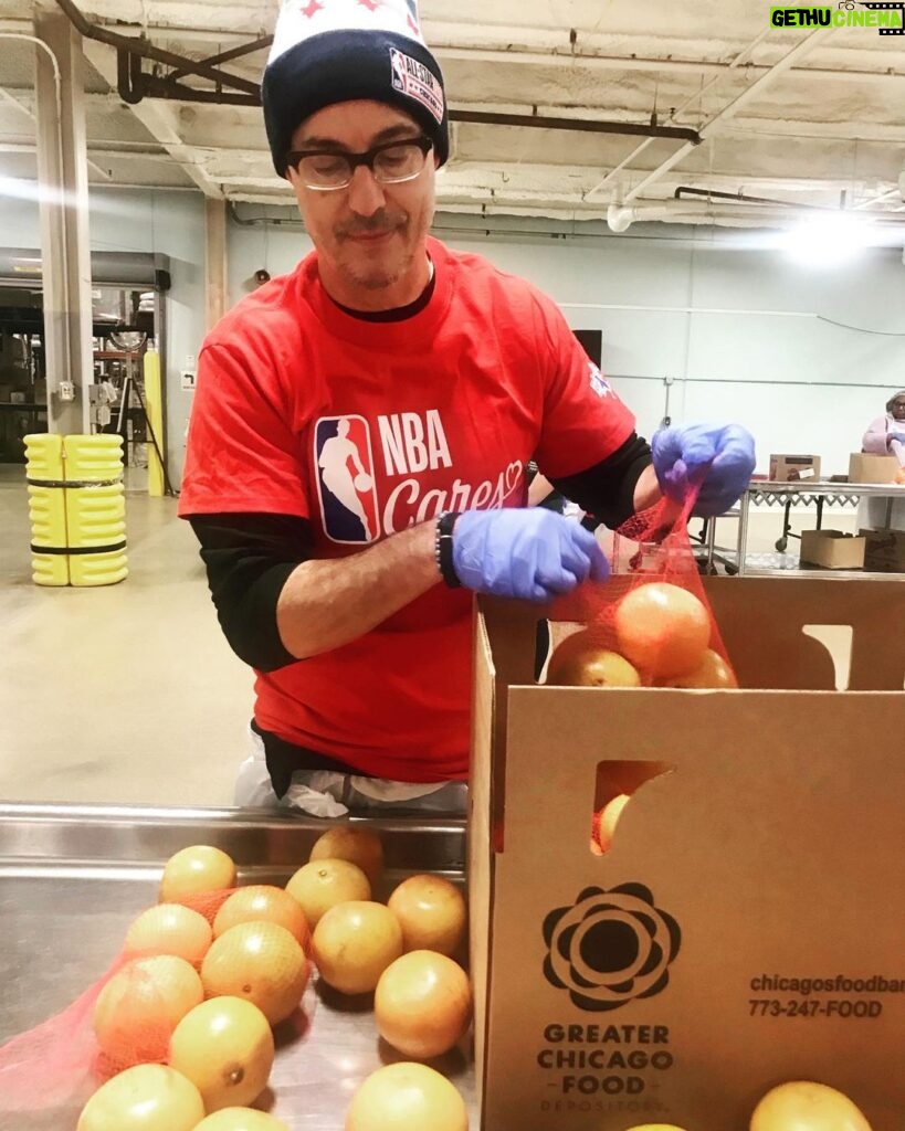 Tom Cavanagh Instagram - NBA cares @nbaallstar @nbacares #nbacaresAS20 @fooddepository #chicagosfoodbank 📷: @photo_mocavanagh