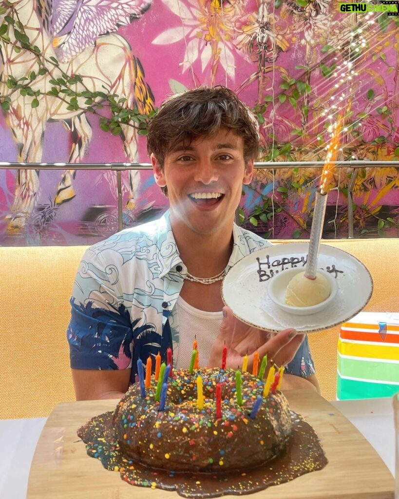 Tom Daley Instagram - 🎉I don’t know about you, but I’m feelin’ 22 (+7) 🥳 💅🏼🙈 🎂 Los Angeles, California