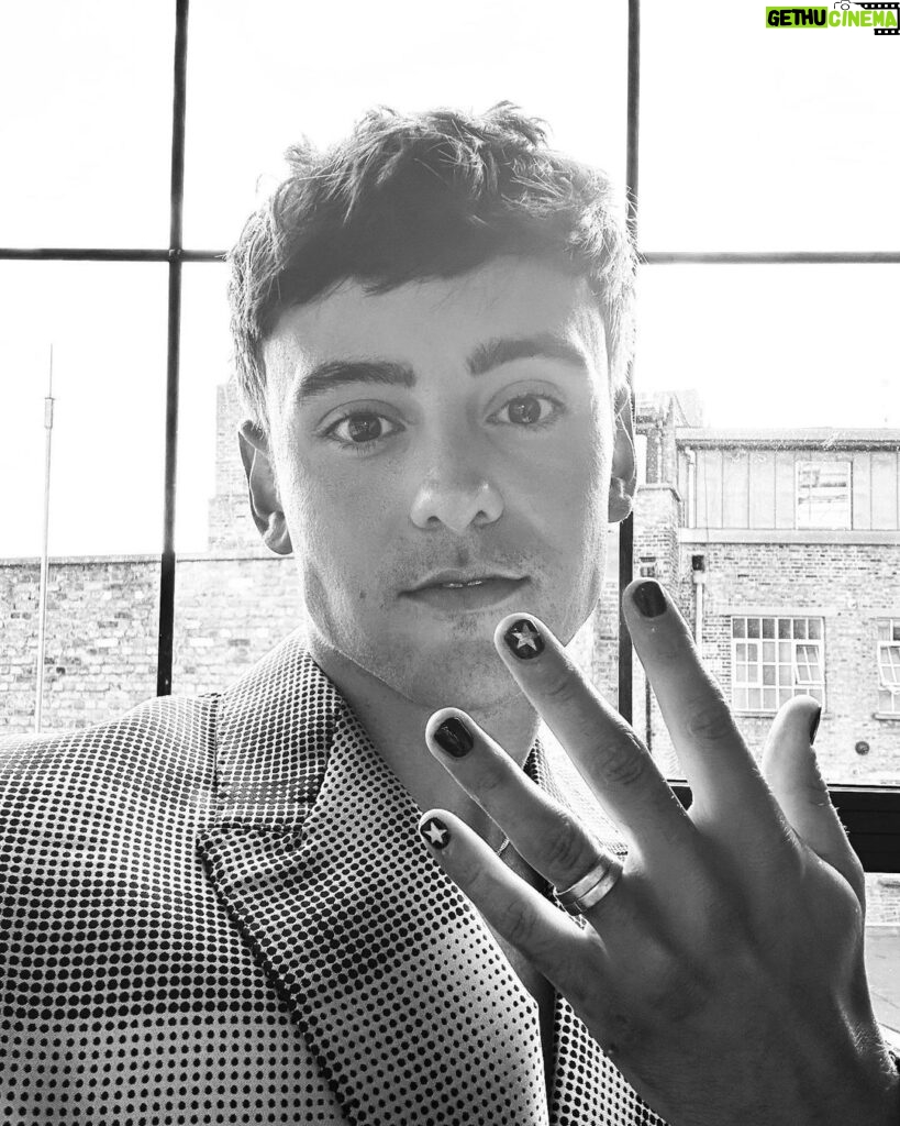 Tom Daley Instagram - 💛💅🏼 London, United Kingdom