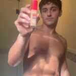 Tom Daley Instagram - Day in the life of training and putting Rimmel’s NEW 35hr lasting finish foundation to the test! ✅ • • @rimmellondonuki #rimmel35hrslater #rimmellondon