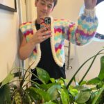 Tom Daley Instagram – ✌️Last year I knitted this for #DrJeanMilburn !! No spoilers but leave a 🧶 in the comments below if you’ve spotted it on #SexEducation 

Stay Tuned 🧡