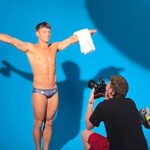 Tom Daley Instagram - #ad Haha so much fun filming this with @britishgas! 🩲🫧   Doing my nails, vacuuming in union jack trunks… average day 😂 #PeakSave