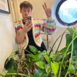 Tom Daley Instagram – ✌️Last year I knitted this for #DrJeanMilburn !! No spoilers but leave a 🧶 in the comments below if you’ve spotted it on #SexEducation 

Stay Tuned 🧡