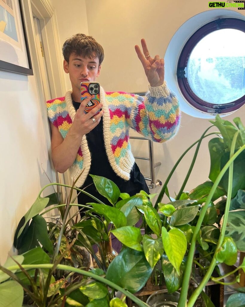 Tom Daley Instagram - ✌️Last year I knitted this for #DrJeanMilburn !! No spoilers but leave a 🧶 in the comments below if you’ve spotted it on #SexEducation Stay Tuned 🧡